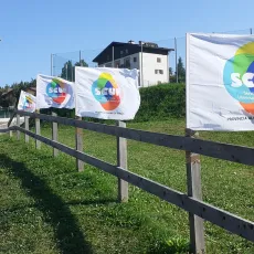 Staccionata con bandiere-min Staccionata con bandiere-min