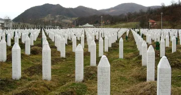 Srebrenica_massacre_memorial_gravestones_2009_1_1000-2000 pxl