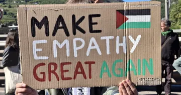 O_2025-10-03 Lo slogan di Trump al contrario-min
