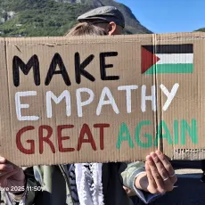 O_2025-10-03 Lo slogan di Trump al contrario-min O_2025-10-03 Lo slogan di Trump al contrario-min