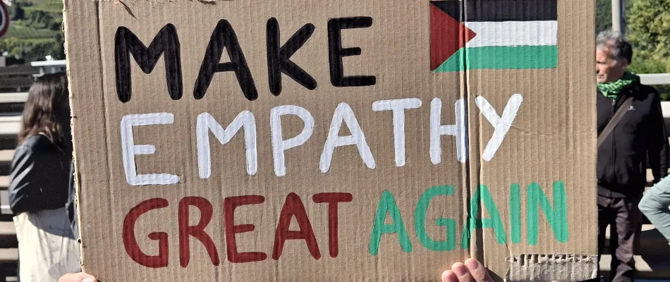 O_2025-10-03 Lo slogan di Trump al contrario-min