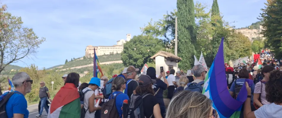 Persone in marcia x la pace-min
