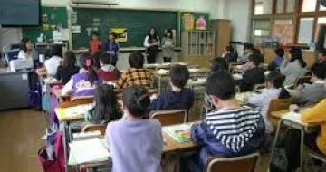 2025-11-13 BAMBINI A SCUOLA_Wikipedia Commons