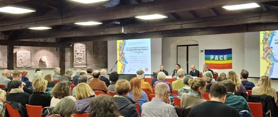 2025-11-26 Europa disarmata_Sala dal fondo_1 2025-11-26 Europa disarmata_Sala dal fondo_1