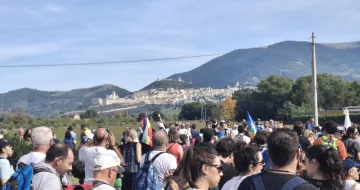 2025-10-12 Camminatori con Assisi sullo sfondo