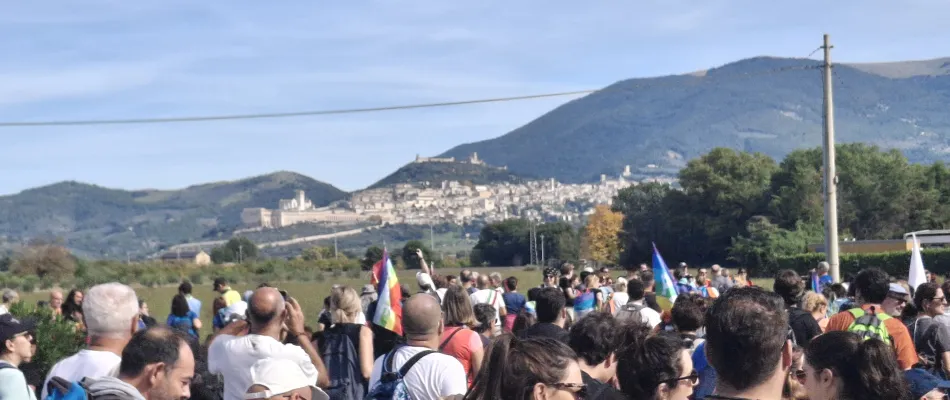2025-10-12 Camminatori con Assisi sullo sfondo 2025-10-12 Camminatori con Assisi sullo sfondo