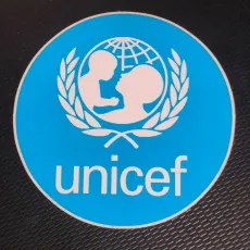 logo UNICEF logo UNICEF